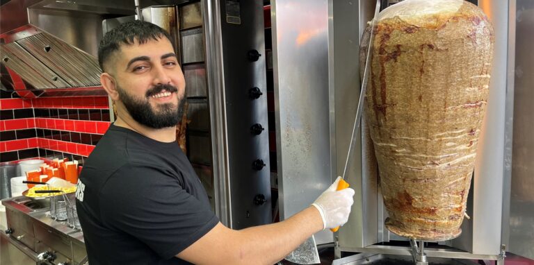 Ugur Tasci ist der Betreiber des Imbisses „Haus des Döners“ an der Rheinischen Straße.
