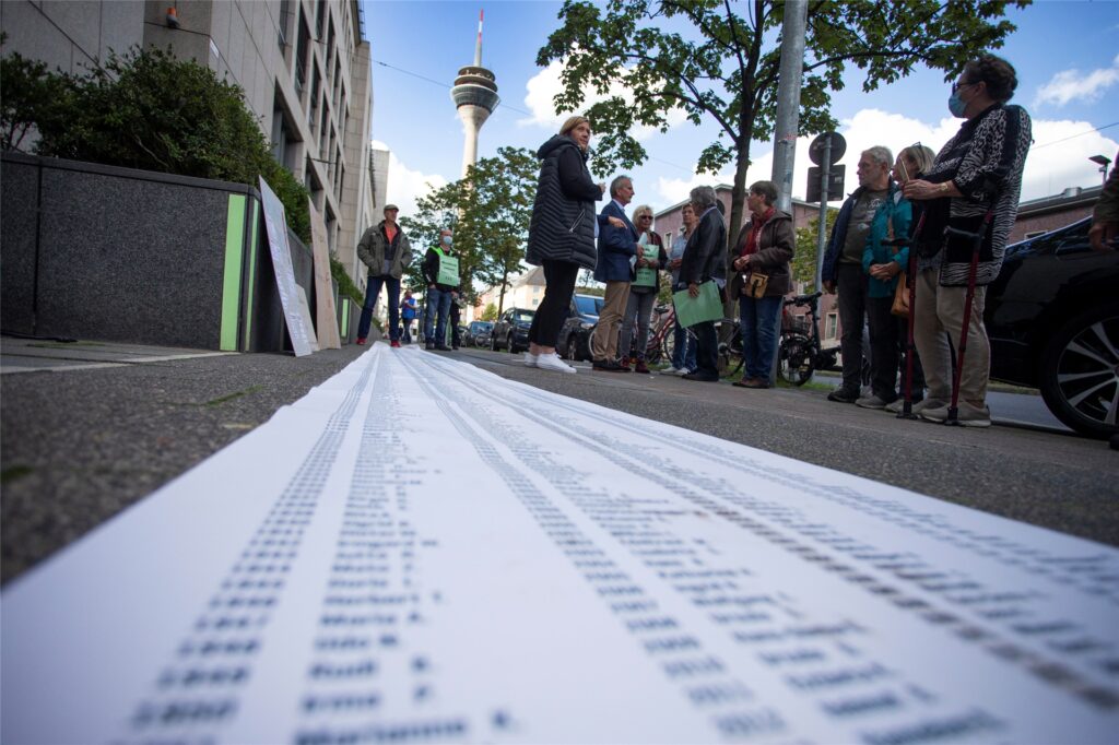 Betroffene des Bottroper Apothekerskandals haben ein meterlanges Plakat mit mehr als 2.000 Namen der Opfer vor dem Ministerium für Arbeit, Gesundheit und Soziales des Landes Nordrhein-Westfalen in Düsseldorf ausgerollt. Betroffene des Bottroper Apothekerskandals haben ein meterlanges Plakat mit mehr als 2.000 Namen der Opfer vor dem Ministerium für Arbeit, Gesundheit und Soziales des Landes Nordrhein-Westfalen in Düsseldorf ausgerollt.