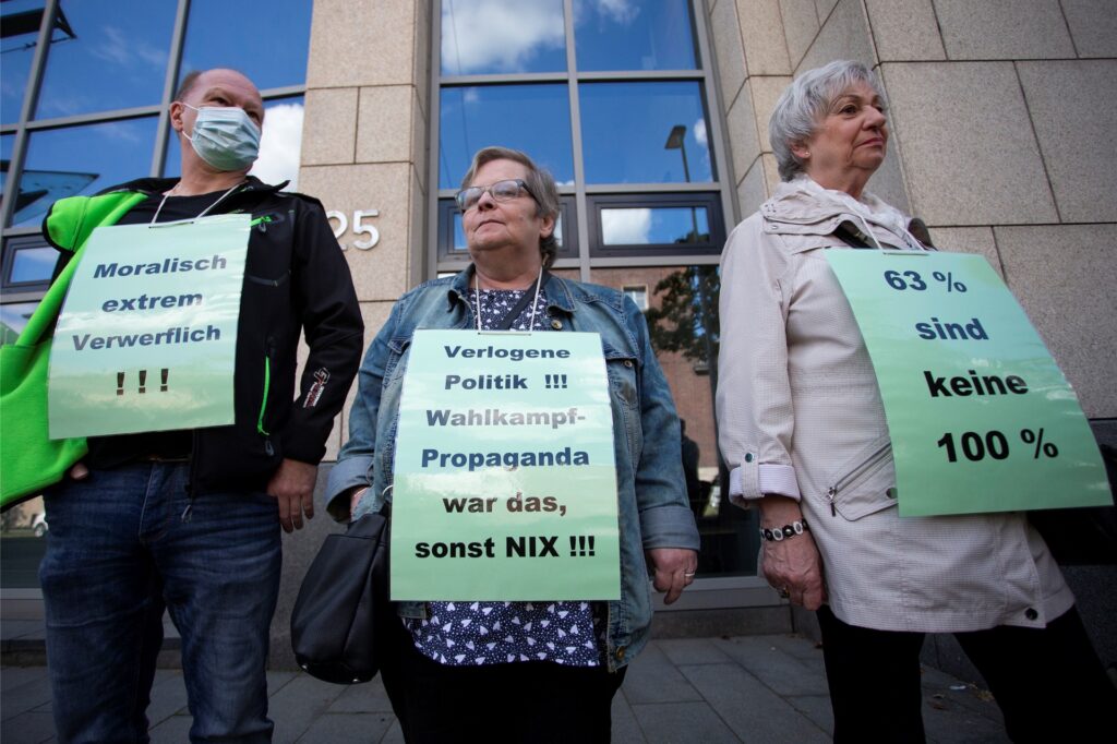 Betroffene des Bottroper Apothekerskandals demonstrieren vor dem Ministerium für Arbeit, Gesundheit und Soziales des Landes Nordrhein-Westfalen in Düsseldorf. Betroffene des Bottroper Apothekerskandals demonstrieren vor dem Ministerium für Arbeit, Gesundheit und Soziales des Landes Nordrhein-Westfalen in Düsseldorf.