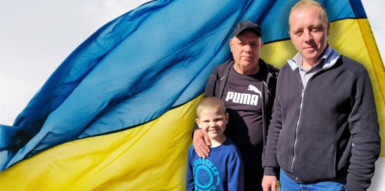 Drei Personen vor einer ukrainischen Flagge