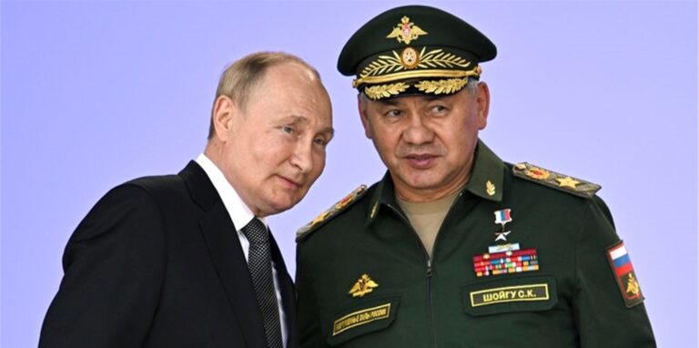 Russlands Präsident Wladimir Putin (l) und der russische Verteidigungsminister Sergej Schoigu.