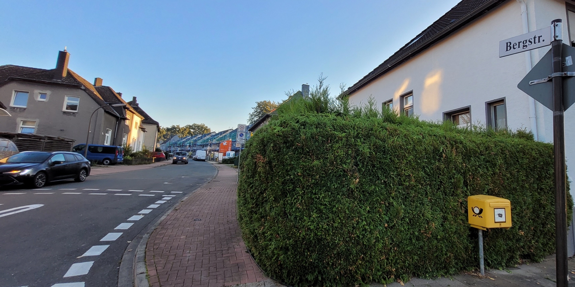 Wohnhäuser an der Bergstraße in Oer-Erkenschwick mit einer Baustelle im Hintergrund.