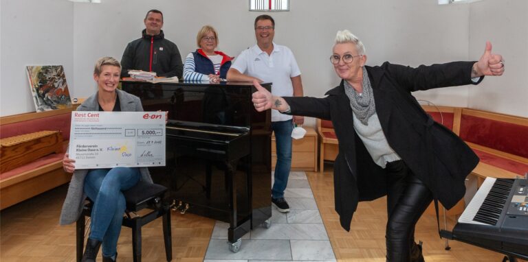 Anne Breil, Carsten Lelke, Katja Hermeth, Günther Drews und Claudia Klug in dem Raum, in dem schon bald ein Therapiezimmer für die Kinder der „Kleinen Oase“ entstehen soll.