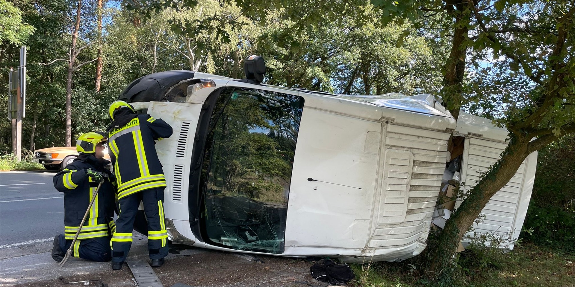 Der Klein-Transporter schleuderte gegen einen Straßenbaum.