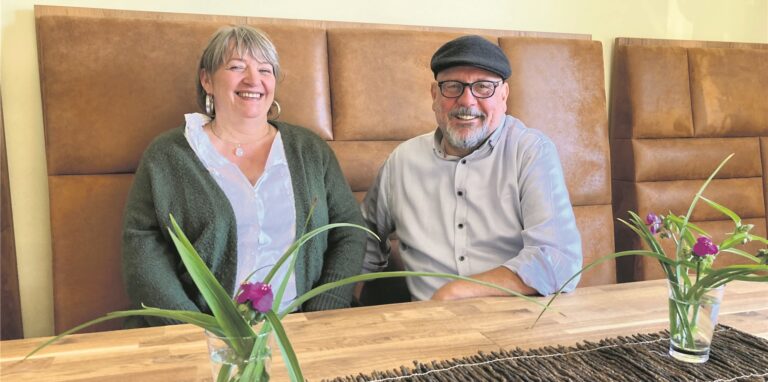Sabine Kahre und Koch Ralph Conrad im neu eingerichteten Restaurant „Kahres Küchenzauber“.