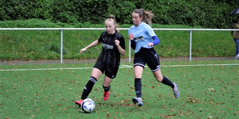 Julia Hasler (l.), Stürmerin bei der DJK Spvgg. Herten, traf im letzten Saisonspiel doppelt.