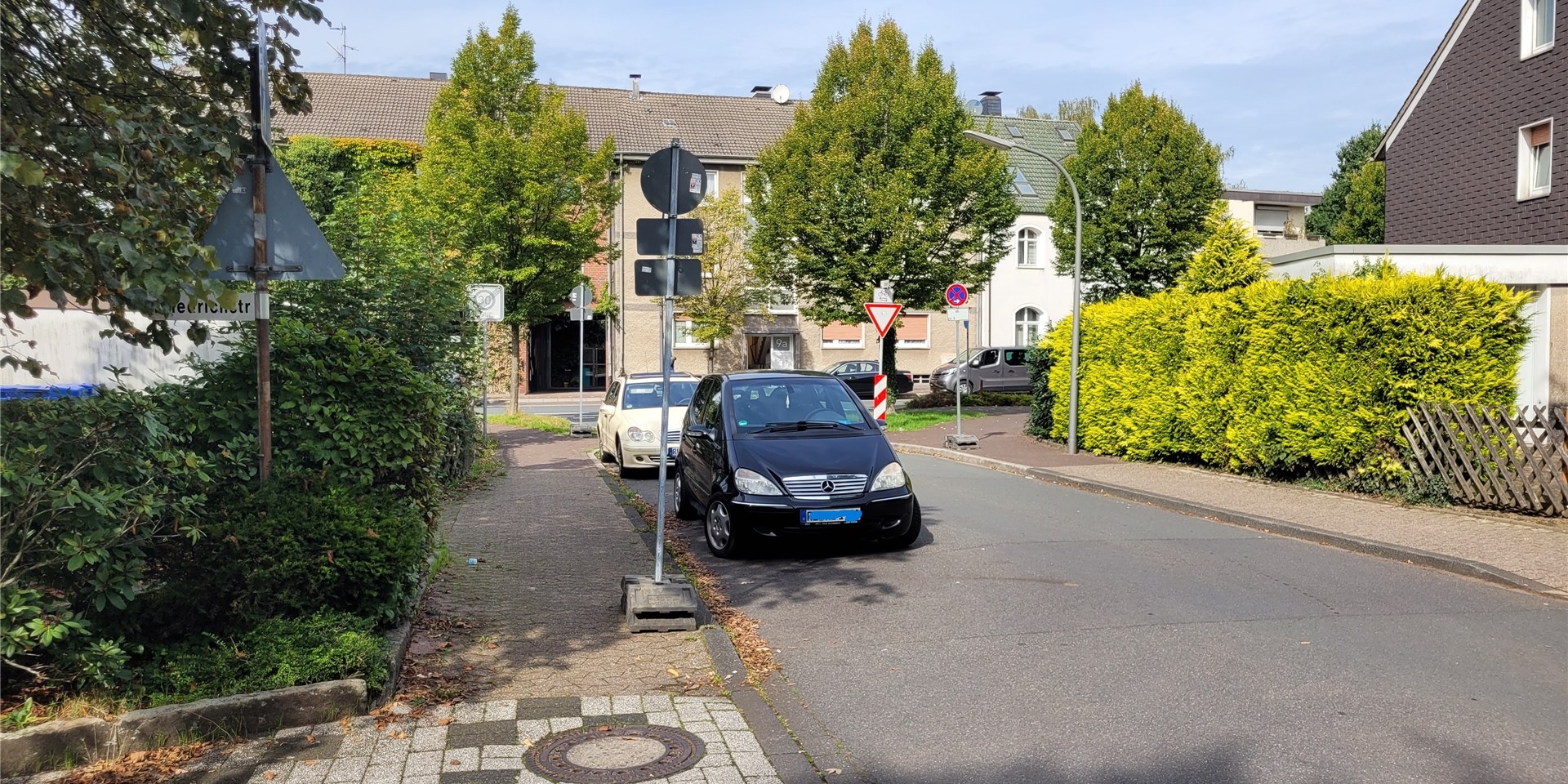 Autos parken an einer Straße