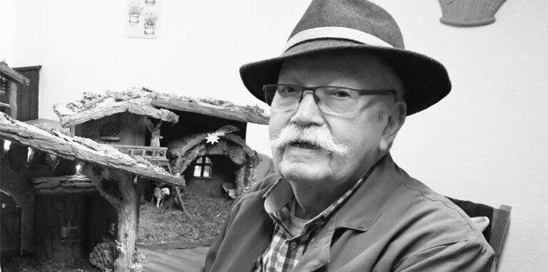 Manfred Nolte aus Waltrop vor einer seiner Krippen.