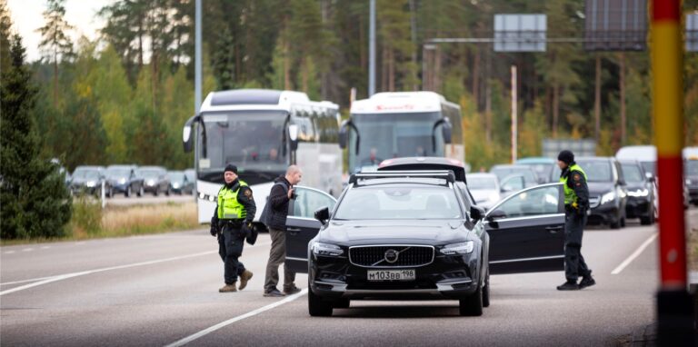 Autos und Busse stehen Schlange, um die Grenze von Russland nach Finnland am Grenzübergang Vaalimaa zu passieren.