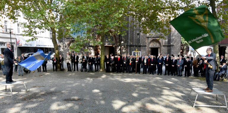 Das Fahnenschlagen – hier absolviert von Hubertus Grafe (l.) und Dominik Egner (r.) symbolisiert die Fesselung und Entfesselung des heiligen Sebastian, der als Märtyrer für seinen christlichen Glauben gestorben ist.