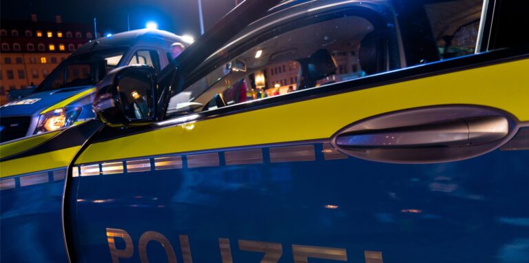 Streifenwagen mit Blaulicht bei Dunkelheit