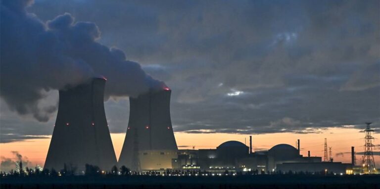 Dampf steigt aus den Kühltürmen des Atomkraftwerks Doel.