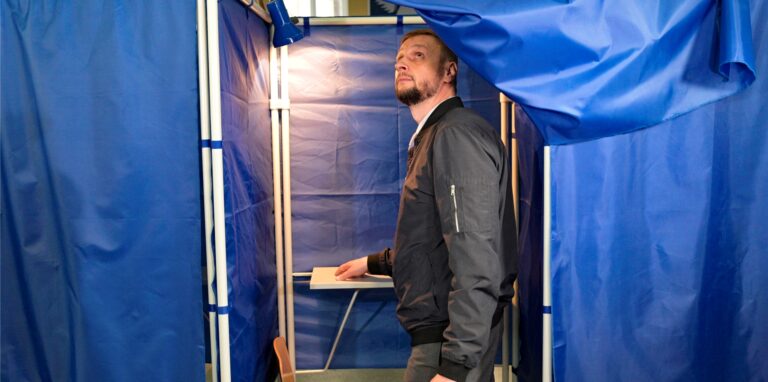 Der Leiter der Zentralen Wahlkommission in der von den von Russland unterstützten Separatisten kontrollierten Volksrepublik Donetsk, Wladimir Wyssotski, inspiziert das Wahllokal vor dem Scheinreferendum.