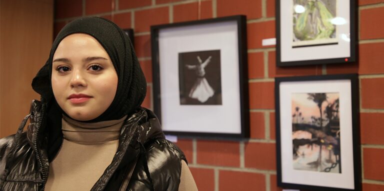 Die 20-jährige Ilham Alkhdar stellte beim Kulturfest in Sinsen in der „Jungen Ecke“ ersmtals ihre Bilder aus.