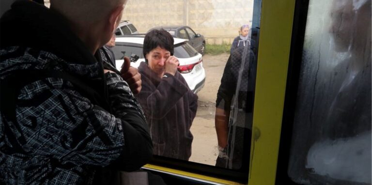  Ein russischer Rekrut blickt in Wolgograd beim Abschied durch ein Busfenster auf seine weinende Mutter.
