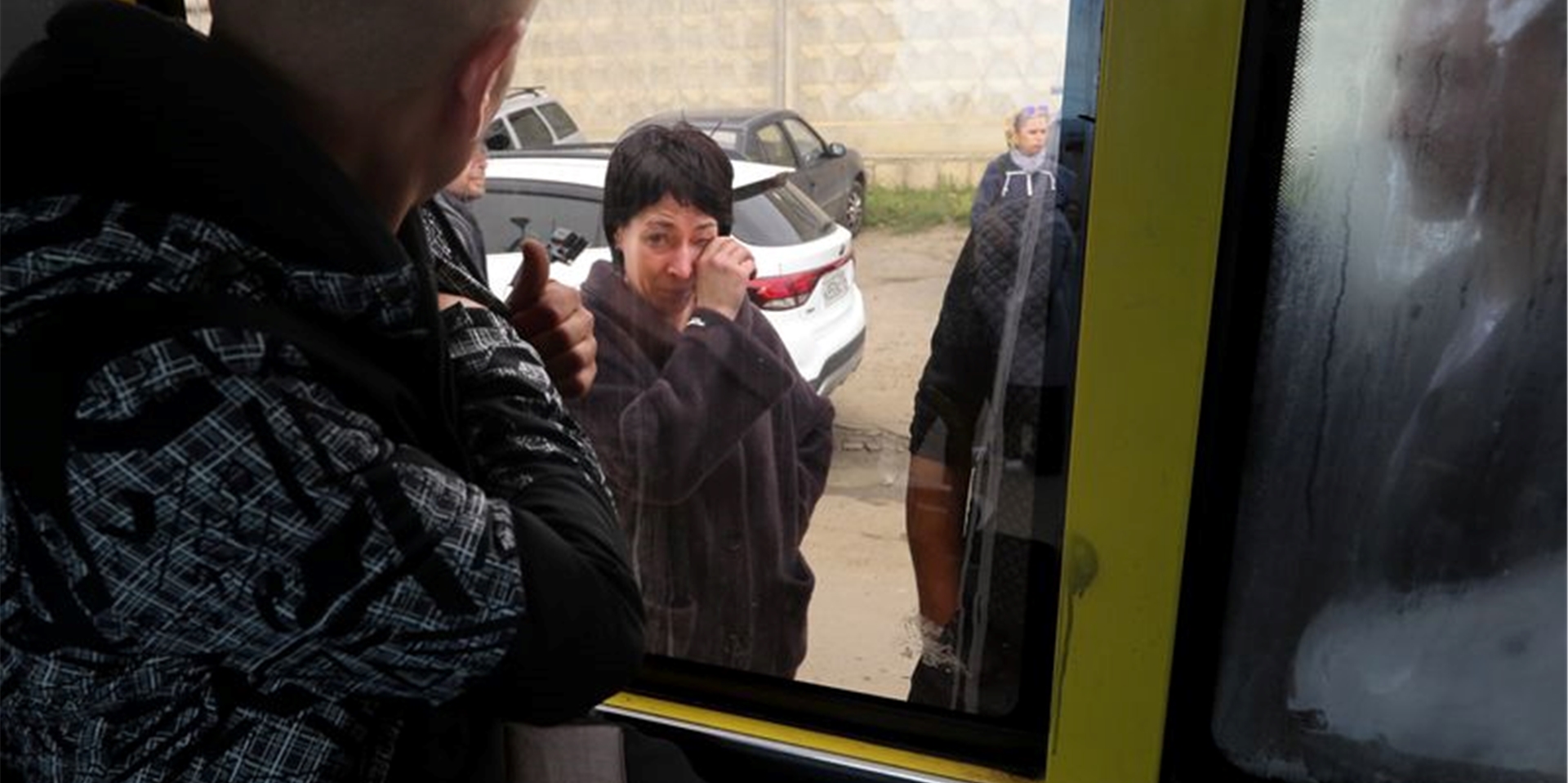 Ein russischer Rekrut blickt in Wolgograd beim Abschied durch ein Busfenster auf seine weinende Mutter.