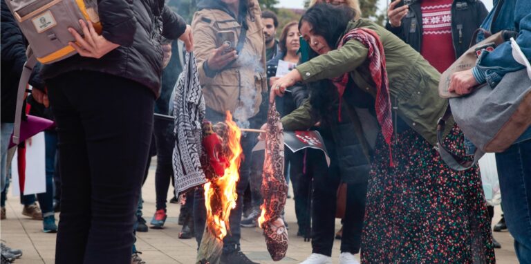Viele Menschen versammelten sich am Samstag in Dortmund, um gegen die politische Gewalt an Frauen im Iran zu demonstrieren.