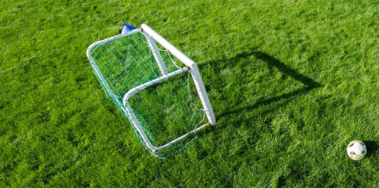 Ein Jugend-Trainingstor und ein Ball auf einem Fußballplatz