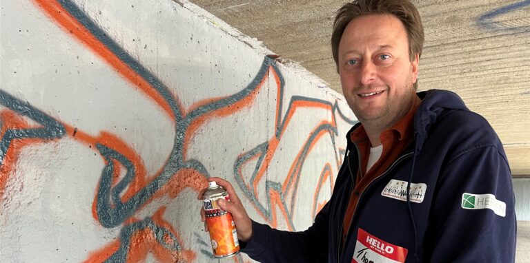 Thomas Buchenau von der CreativWerkstatt Herten hat mit einer Spraydose in der Hand.