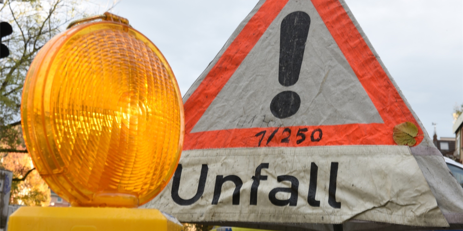 Eine Warnleuchte und ein Unfall-Warnschild.