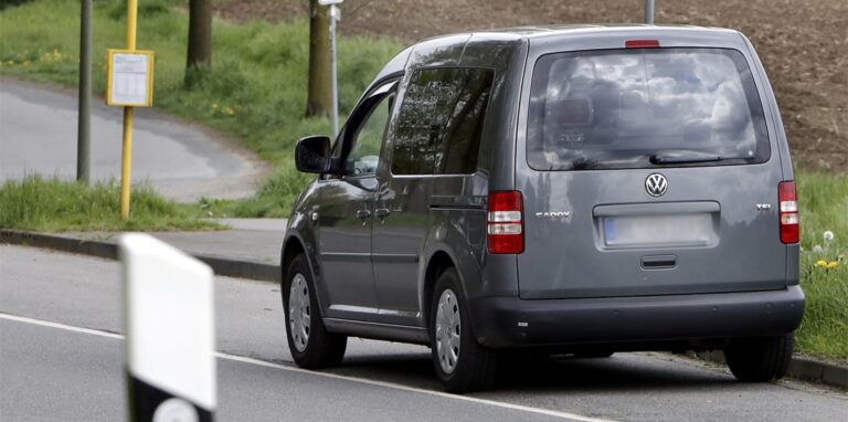 Ein VW Caddy steht am Straßenrand