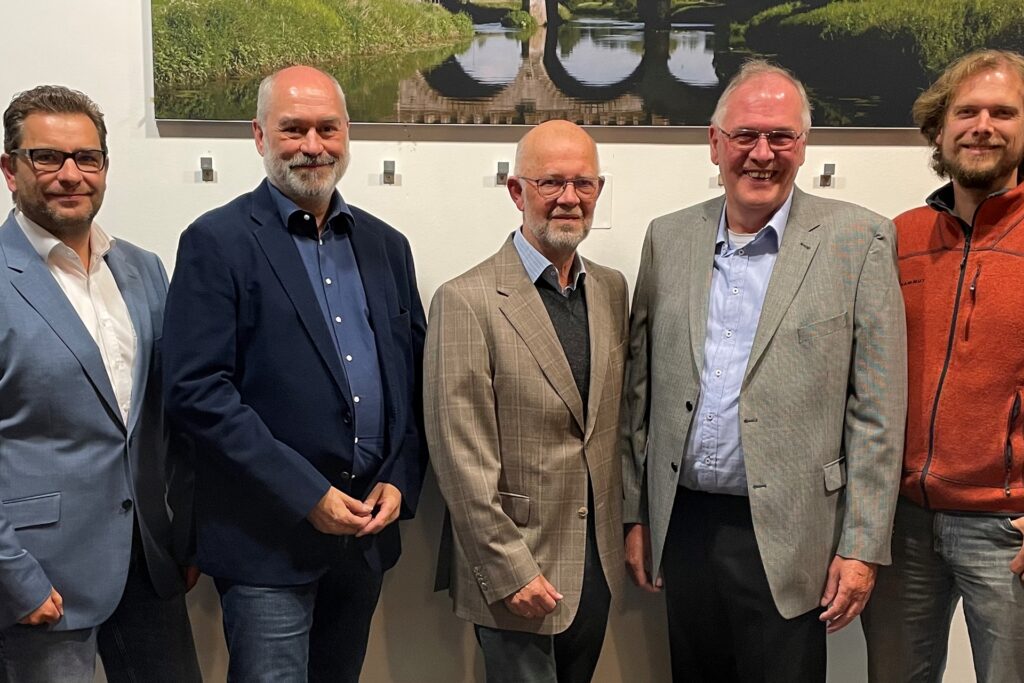 Das ist der Vorstand der neuen Energiegenossenschaft (v. l.): Ralf Wozniak, Thomas Poesz, August Schlaphorst, Norbert Möller und Boris Gobrecht. Das ist der Vorstand der neuen Energiegenossenschaft (v. l.): Ralf Wozniak, Thomas Poesz, August Schlaphorst, Norbert Möller und Boris Gobrecht.