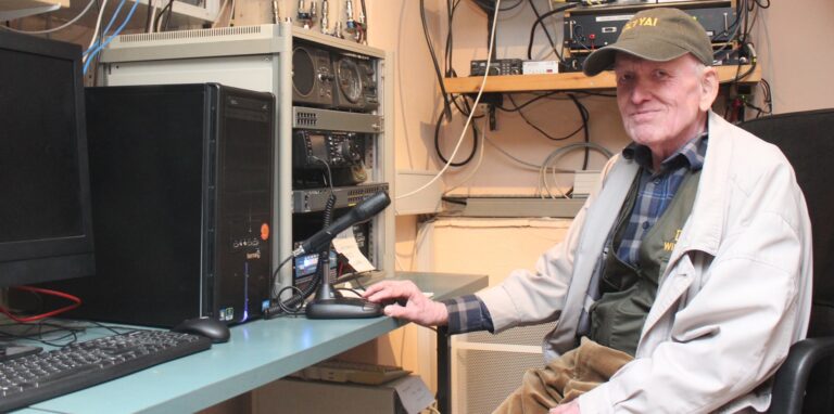 Wilfried Schäfer im Technikraum des Ortsverbands Waltrop-Datteln im DARC.