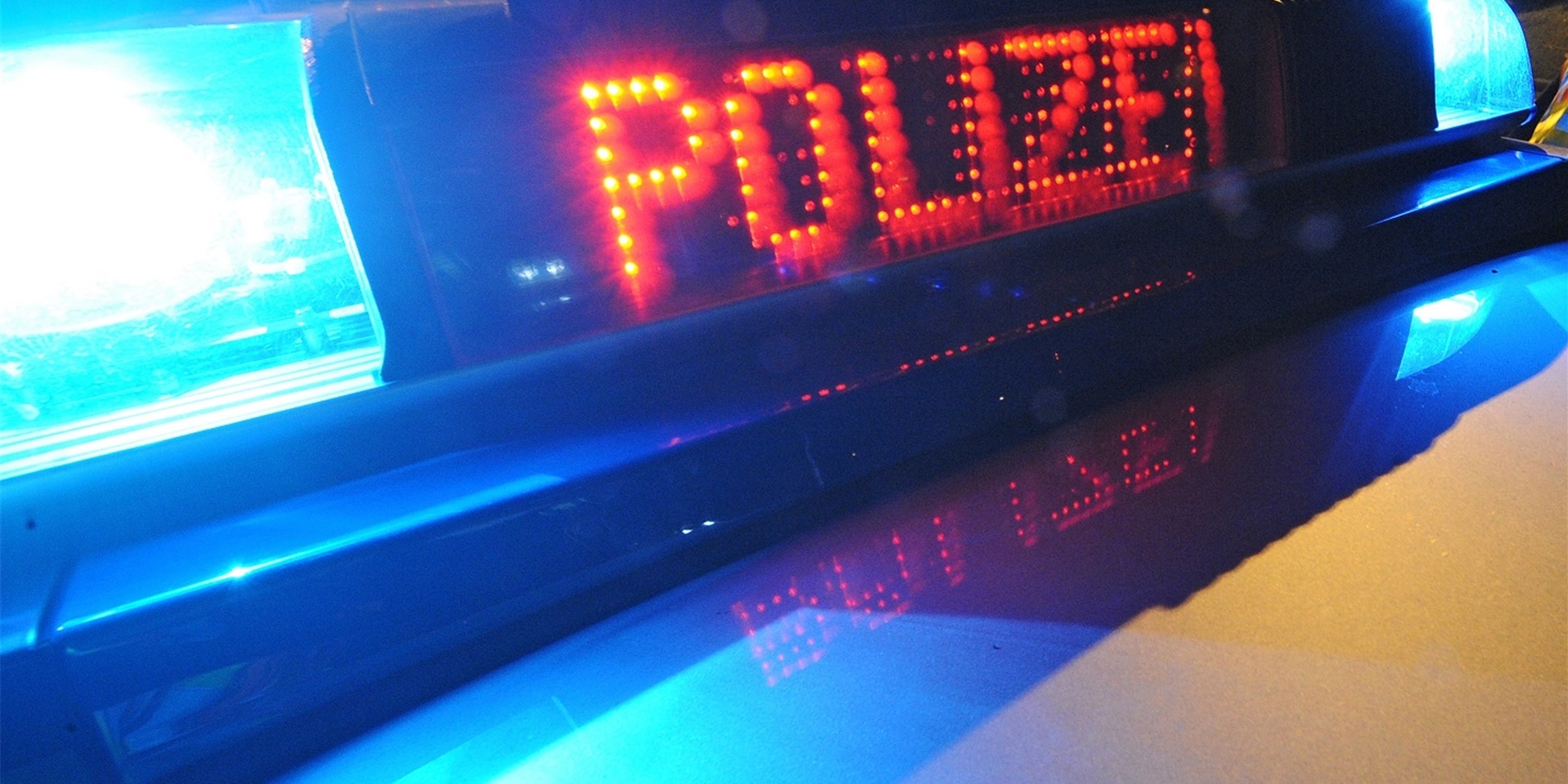 Das Symbolbild zeigt das Dach einen Polizeiwagens. Eine 17-jährige Rollerfahrerin und ihr 19-jähriger Sozius wurden bei einem Unfall leicht verletzt.