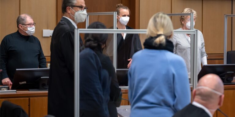 Die Angeklagten Polizistinnen im Gerichtssaal des Amtsgerichts vor Richterin Anna Walther.