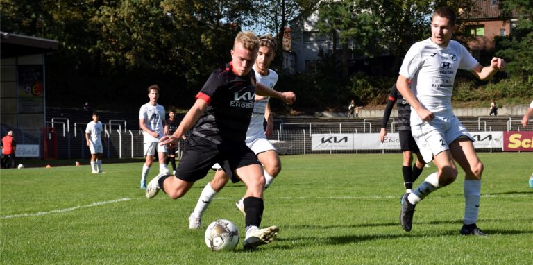 Finn Wortmann setzt sich hier gegen zwei seiner Gegenspieler durch. Der Offensiv-Akteur sorgte immer wieder für Wirbel bei den Erkenschwickern.