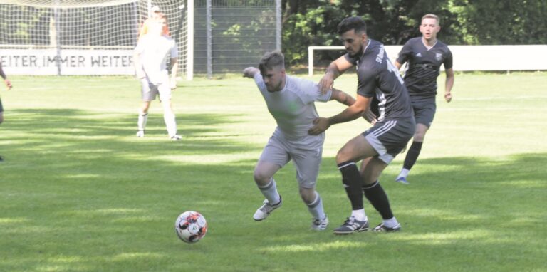Vergeblich versucht hier Justin Brinkmann (r.), seinen Gegenspieler zu stoppen.