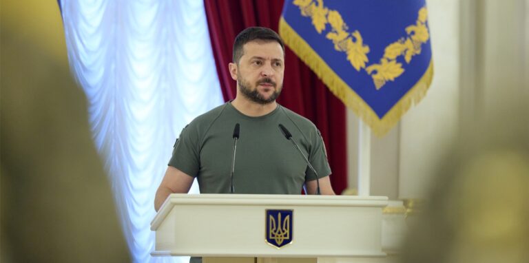 Wolodymyr Selenskyj, Präsident der Ukraine, hält eine Rede während einer Ordensverleihung an Soldaten.
