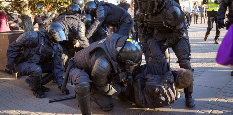 Russische Polizisten halten Demonstranten fest, die gegen die von Kremlchef Putin angeordnete Teilmobilmachung in Russland für den Krieg in der Ukraine protestieren.