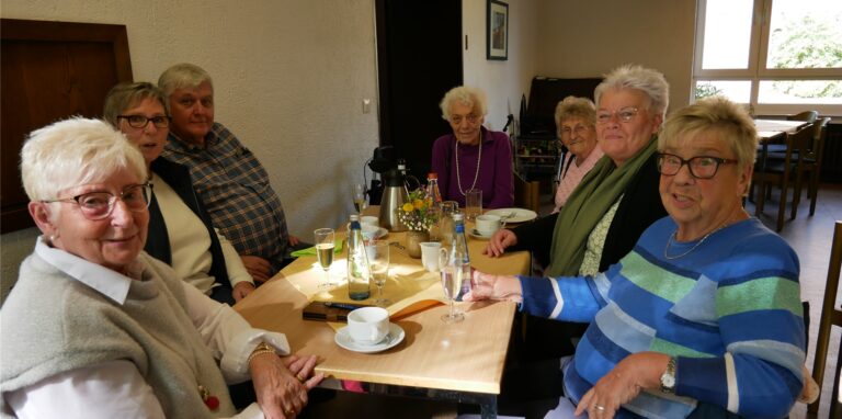Karolina Gendera (li. v.) war Jahrzehnte lang ehrenamtlich in St. Michael tätig. Zum Jubiläum kam sie gerne und traf dort „ihr Team“, mit dem sie beispielsweise für die Seniorengruppe zusammengearbeitet hat. Bei einem gemeinsamen Kaffeetrinken wurden Erinnerungen ausgetauscht und geplaudert.