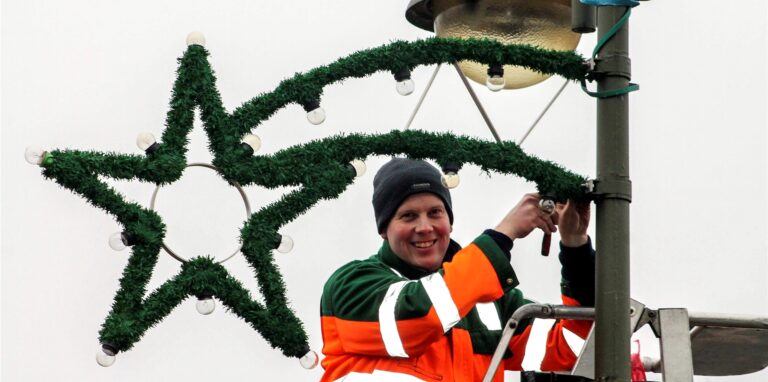 Rund 40 Abende leuchten die Weihnachtssterne in der City von Oer-Erkenschwick. Dann werden sie, wie hier auf unserem Archivfoto von Bauhofmitarbeiter Martin Kuhlmann, abgebaut.