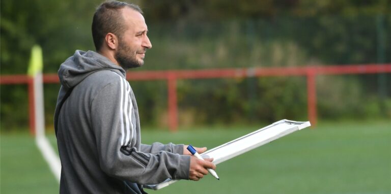 Über 100 Bilder haben unsere Fotografen am siebten Spieltag geschossen. Ein Motiv zeigt dabei, wie Pierre Klilian, Coach der SG Castrop III, seine Taktiktafel als Notizzettel nutzte.