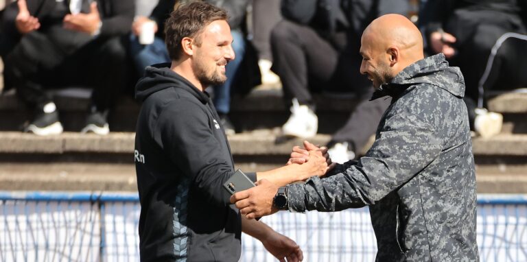 Trafen sich vor Anpfiff und nach Abpfiff ihres Duells: die Trainer Christian Mengert (l/Wacker Obercastrop) und Ahmet Inal (YEG Hassel).