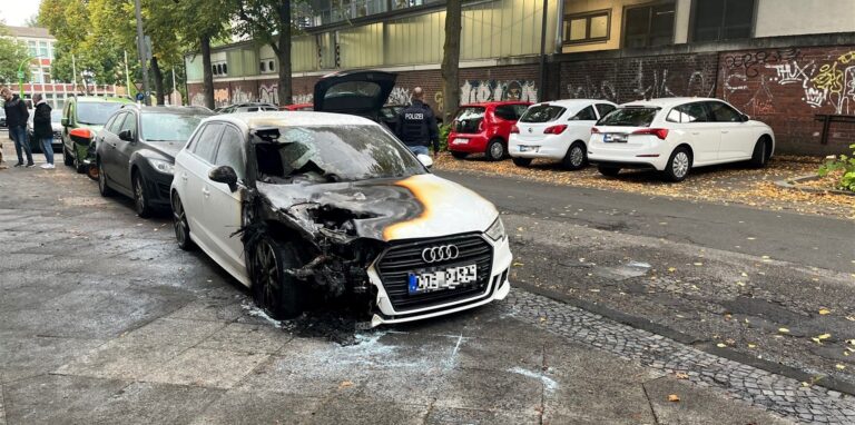 Mehrere Edel-Autos, unter anderem dieser Audi, haben am frühen Montagmorgen in der südöstlichen Innenstadt gebrannt.