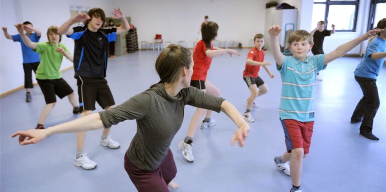 Kinder tanzen in einer Sporthalle