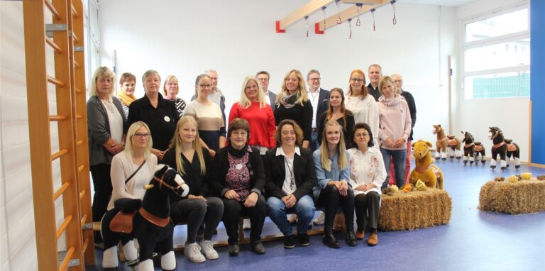 Eine Gruppe von Menschen in einer Turnhalle einer Kita in Waltrop.