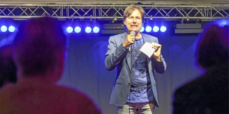 Der Kabarettist Ludger K. im September 2021 bei einem Auftritt auf der Kleinkunstbühne Semikolon in Wesel.