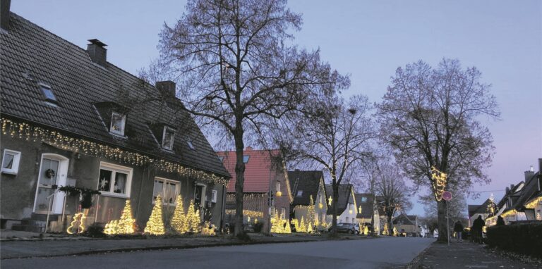 Die Taeglichsbeckstraße erstrahlt in vorweihnachtlichem Glanz.