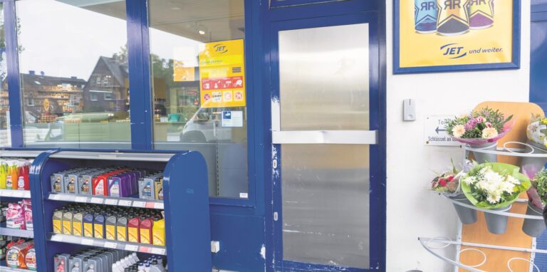 Eine Tür an einer Jet-Tankstelle in Waltrop wurde  bei einem Einbruch in Mitleidenschaft gezogen.