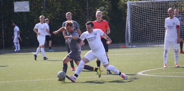 Kann hier den Ball beim Spiel der Zweitvertretungen zwischen RW Erkenschwick II und Meckinghoven II gerade noch wegspitzeln: Meckinghovens David Olschewski (r.).