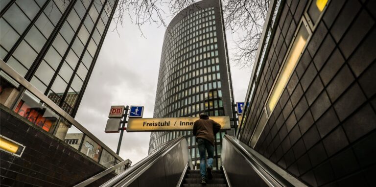 Drei Tatverdächtige sollen in der Nacht zu Sonntag Steine auf Männer in der Dortmunder Innenstadt geworfen haben. (Symbolbild)