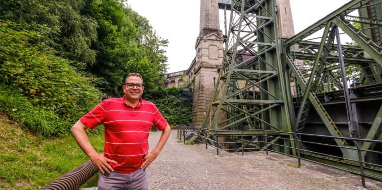 Museumsdirektor Arnulf Siebeneicker vor dem Alten Schiffshebewerk