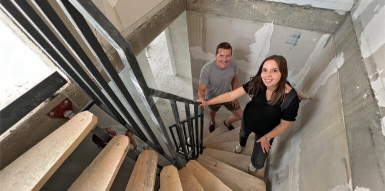Veronika und Matti Ostwinkel erklimmen die Stufen ihres Hauses im Wohnpark Emscherquelle.