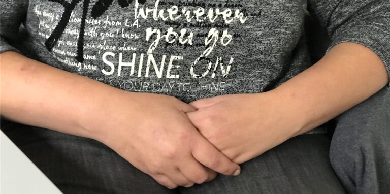 Melanie Kröger (Name geändert) ringt mit sich. Soll sie zur Eheberatung gehen oder nicht? Einen Ehering trägt sie übrigens nicht mehr. Aber nur, weil sie ihn verloren hat. Auf ihrem Shirt steht: Wherever you go shine on.