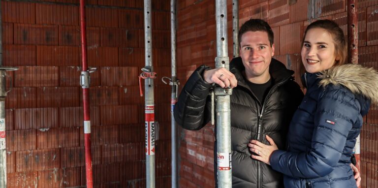 Das Häuslebauer-Pärchen Chris Kremer und Lisa König muss in Dortmund-Brechten noch immer auf die Fenster warten. Die sollen nun bald kommen, bis dahin aber bereiten die Beiden den Innenausbau weiter vor. Zurzeit überlegen sie, ob sie für den Fernsehempfang einen Kabelanschluss oder einen Anschluss über eine Satellitenantenne wählen.