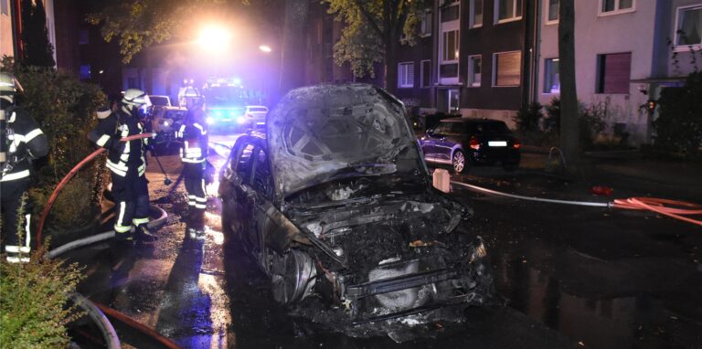 Acht Wagen, darunter auch Edel-Modelle, waren teils schwer beschädigt worden. Dieses Fahrzeug in der Markgrafenstraße brannte vollständig aus.